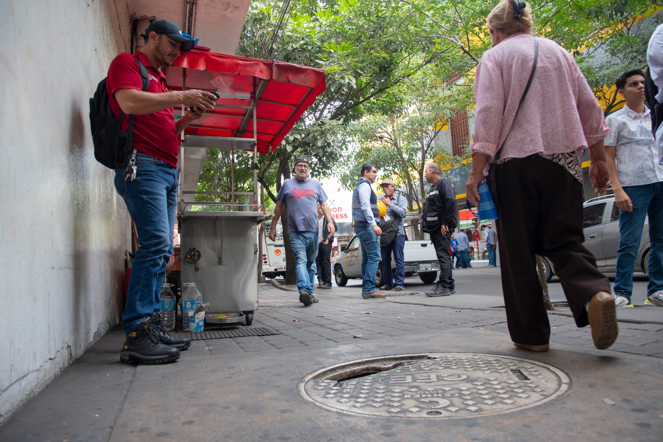 Agujero en alcantarilla por transitada zona de Culiacán