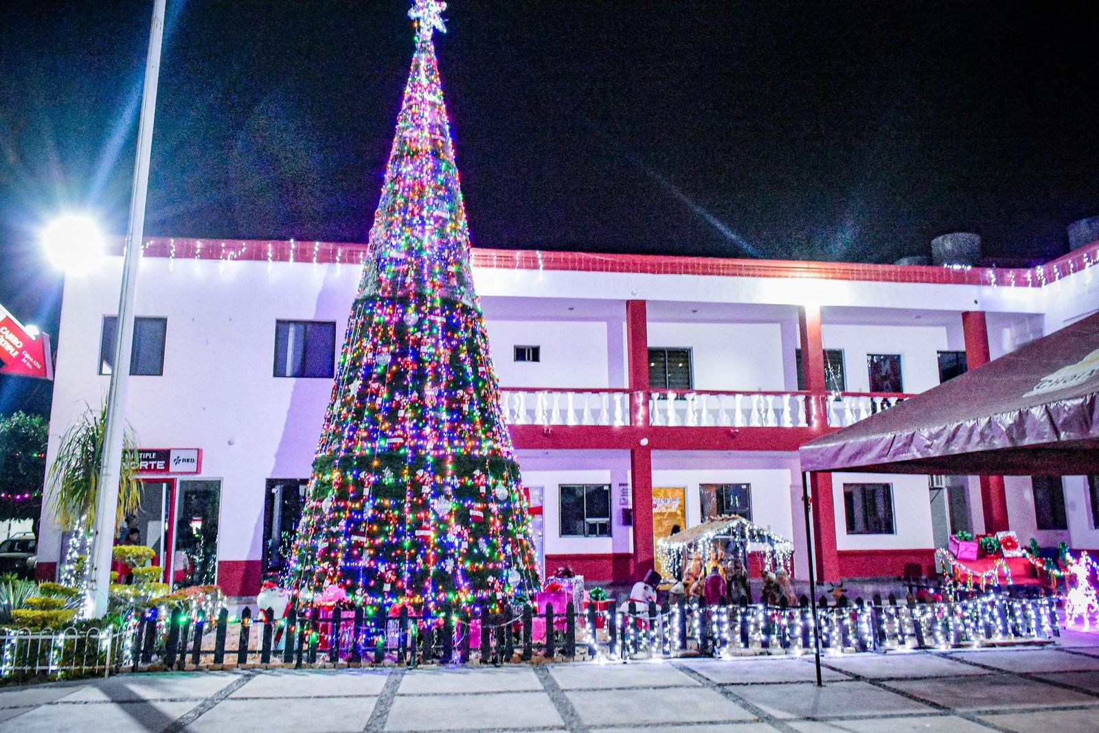 Municipio de choix adornado para estas festividades.