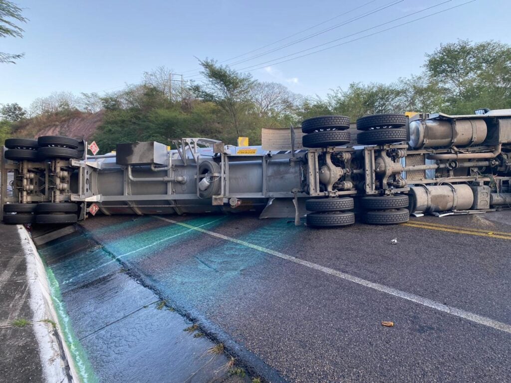 Los dos tráileres chocaron a la altura del kilómetro 195 de la supercarretera Mazatlán-Durango.