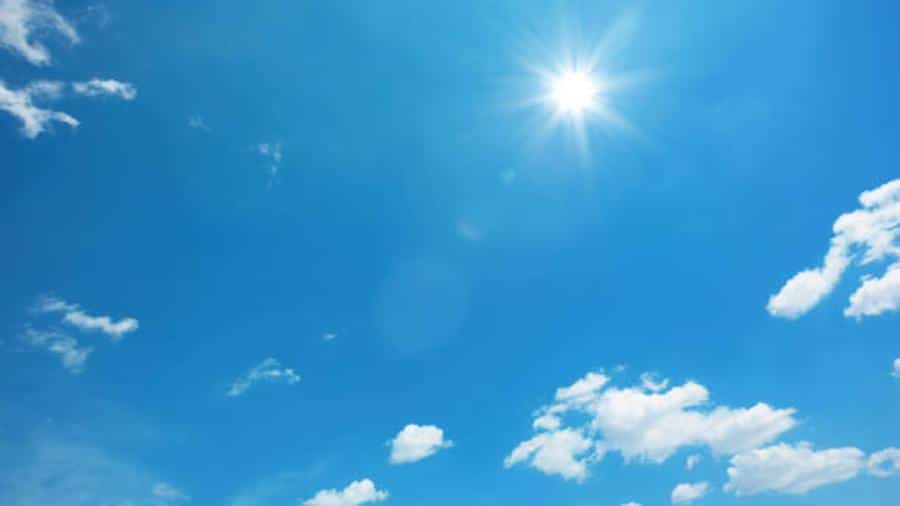 cielo azul despejado de nubes en su mayorìa con sol fuerte