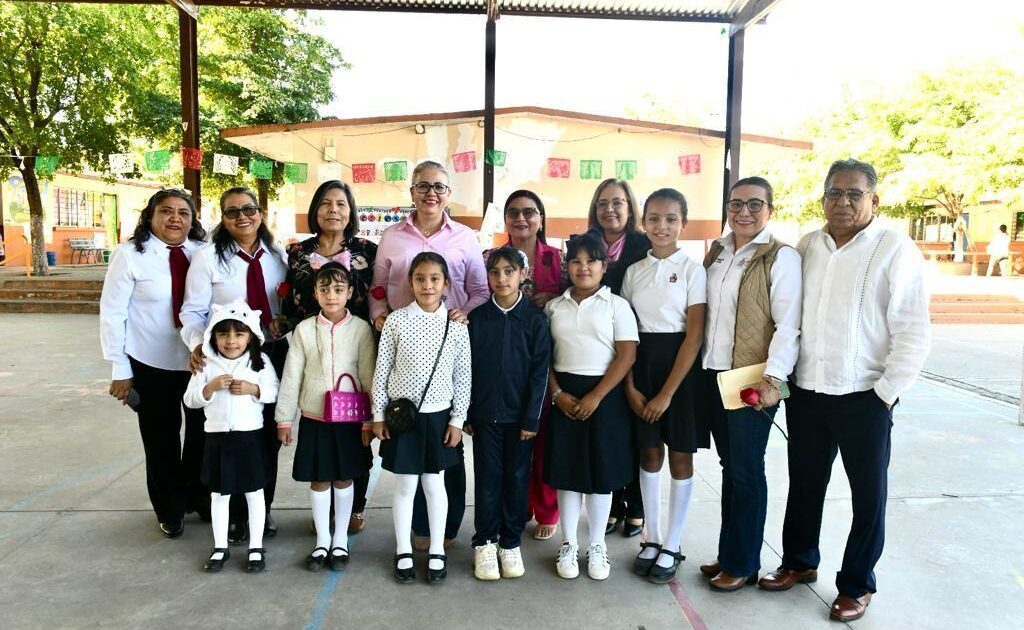 Graciela Domínguez holds meeting with Choix educational community