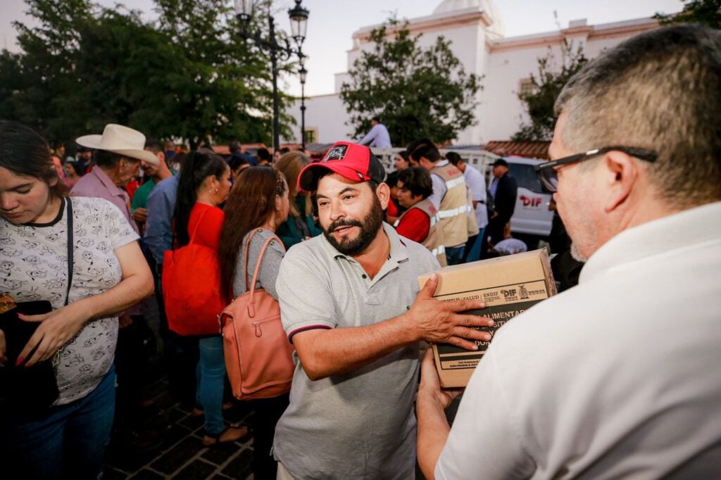 Cientos de familias se consagraron en la plazuela de cósala a disfrutar de la magia de la Caravana Navideña.