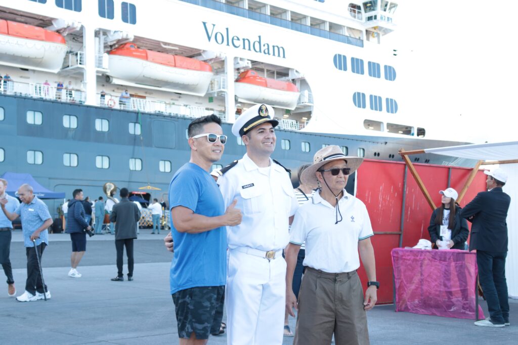 crucero Volendam de la naviera Holland América arribaron la mañana de este domingo al puerto de Topolobampo