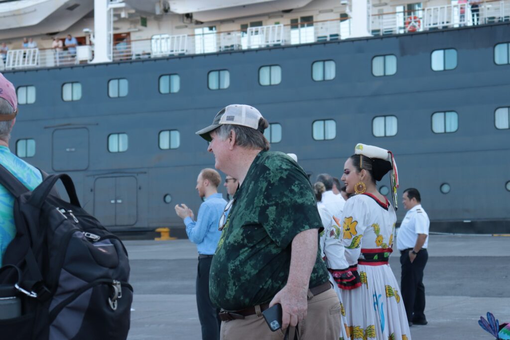crucero Volendam de la naviera Holland América arribaron la mañana de este domingo al puerto de Topolobampo