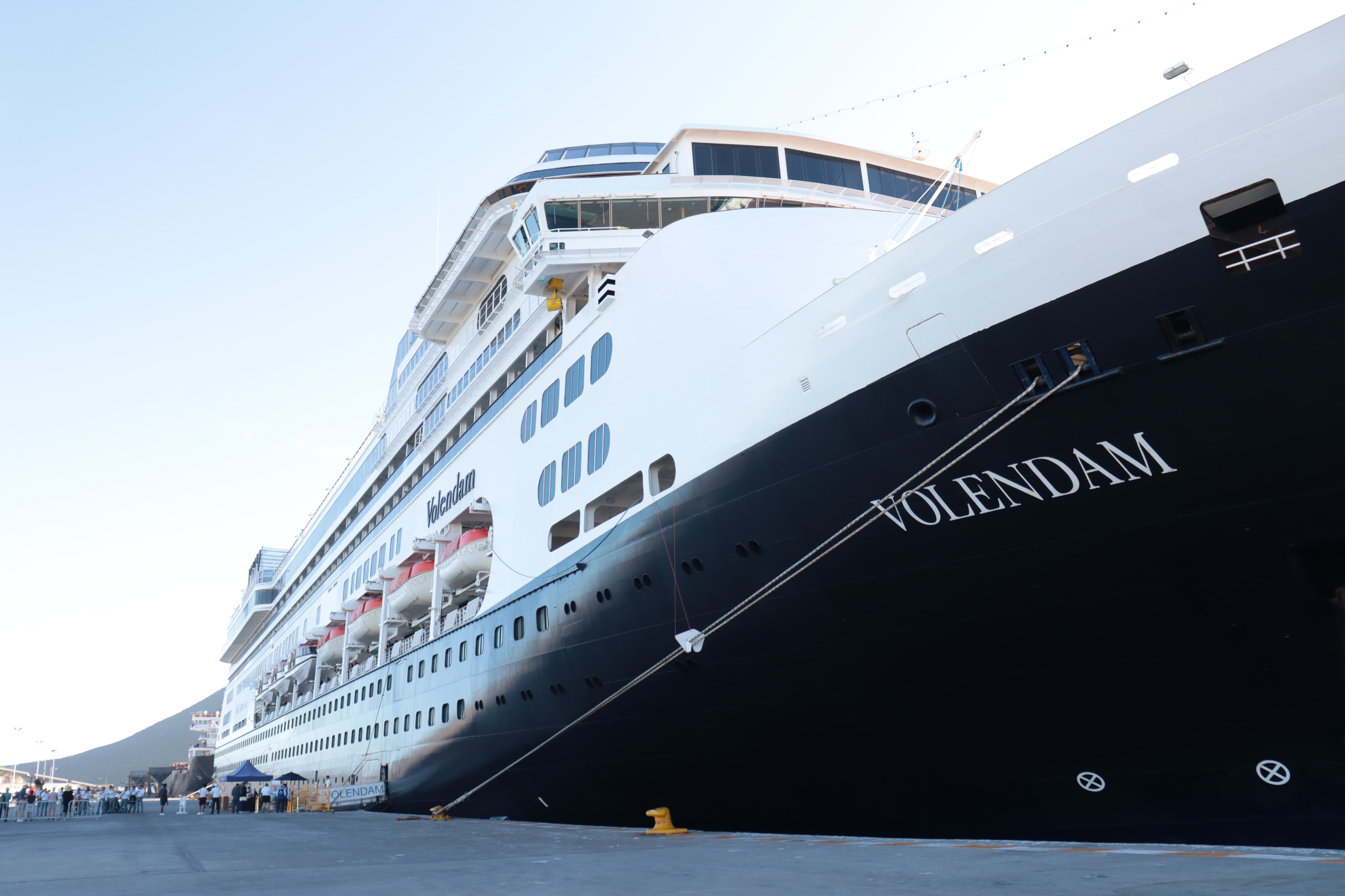 crucero Volendam de la naviera Holland América arribaron la mañana de este domingo al puerto de Topolobampo