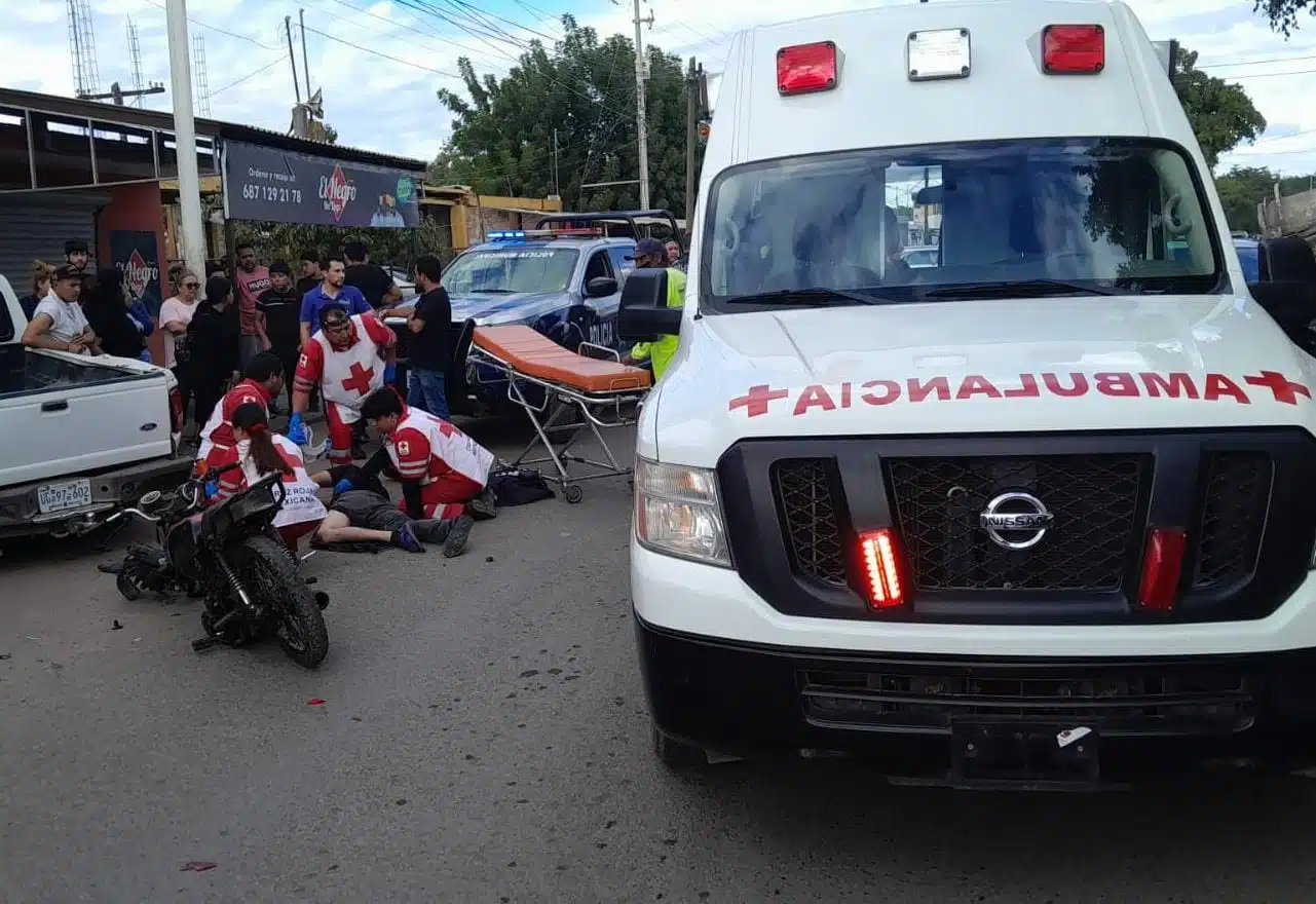 Paramédico de Cruz Roja atienden al motociclista accidentado