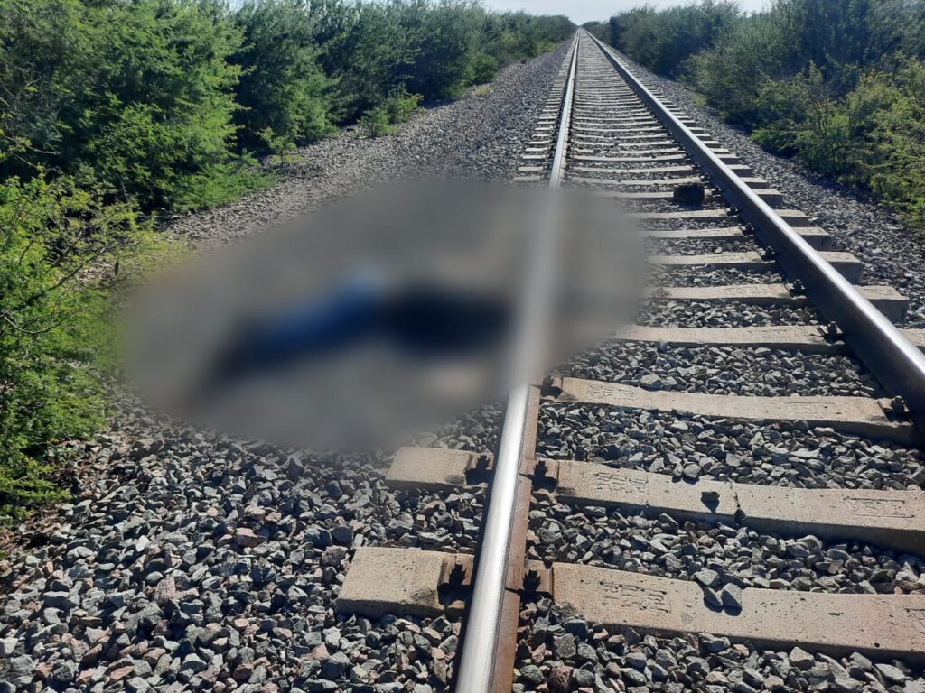 Hombre es arrollado por tren en Sinaloa Municipio.