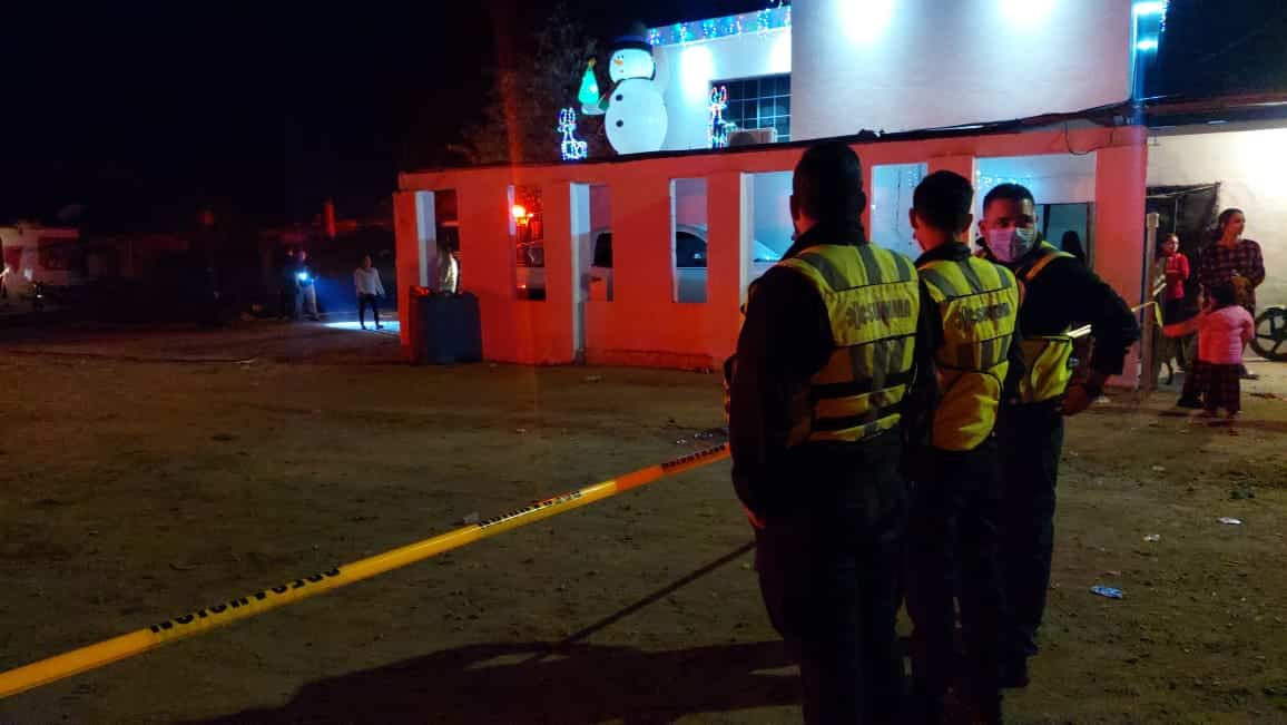Autoridades y paramédicos en el lugar de los hechos
