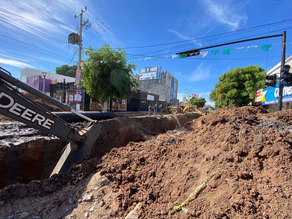 Trabajos de rehabilitación del colector de aguas negras en la calle Cuauhtémoc