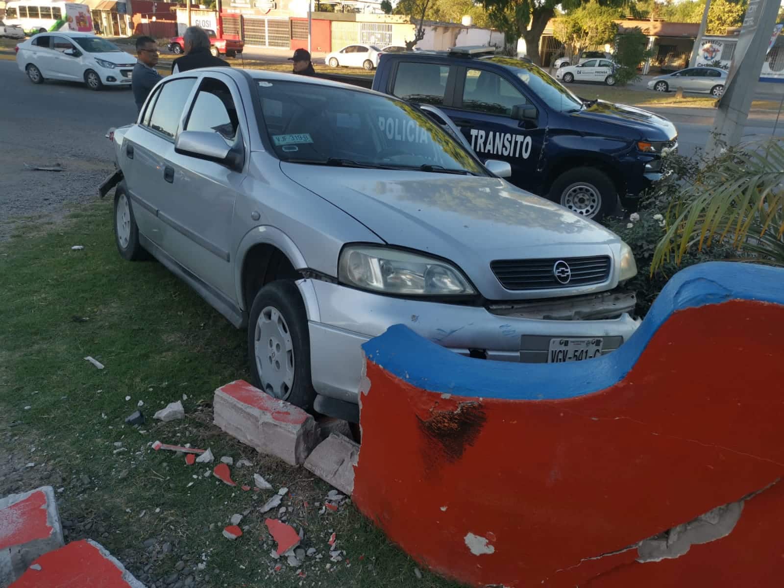 Vehículo impactado en un muro