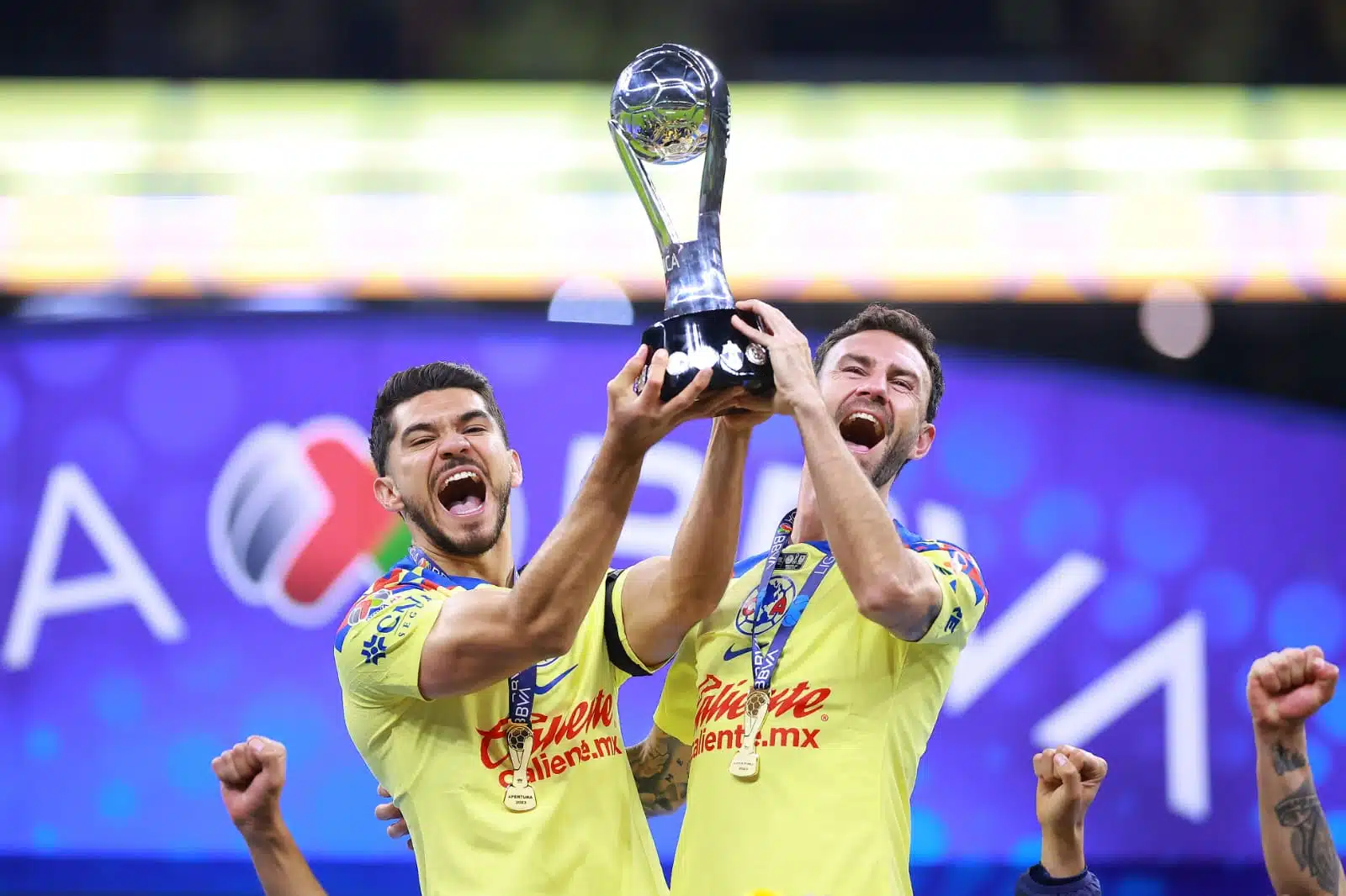 Henry Martín y Miguel Layún levantando la copa del Torneo Apertura 2023, llegando así el América a catorce títulos en la Liga Mx