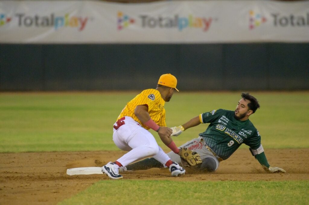 Se barre Michael Robles en segunda base donde intenta ponerlo out Justin Wiley