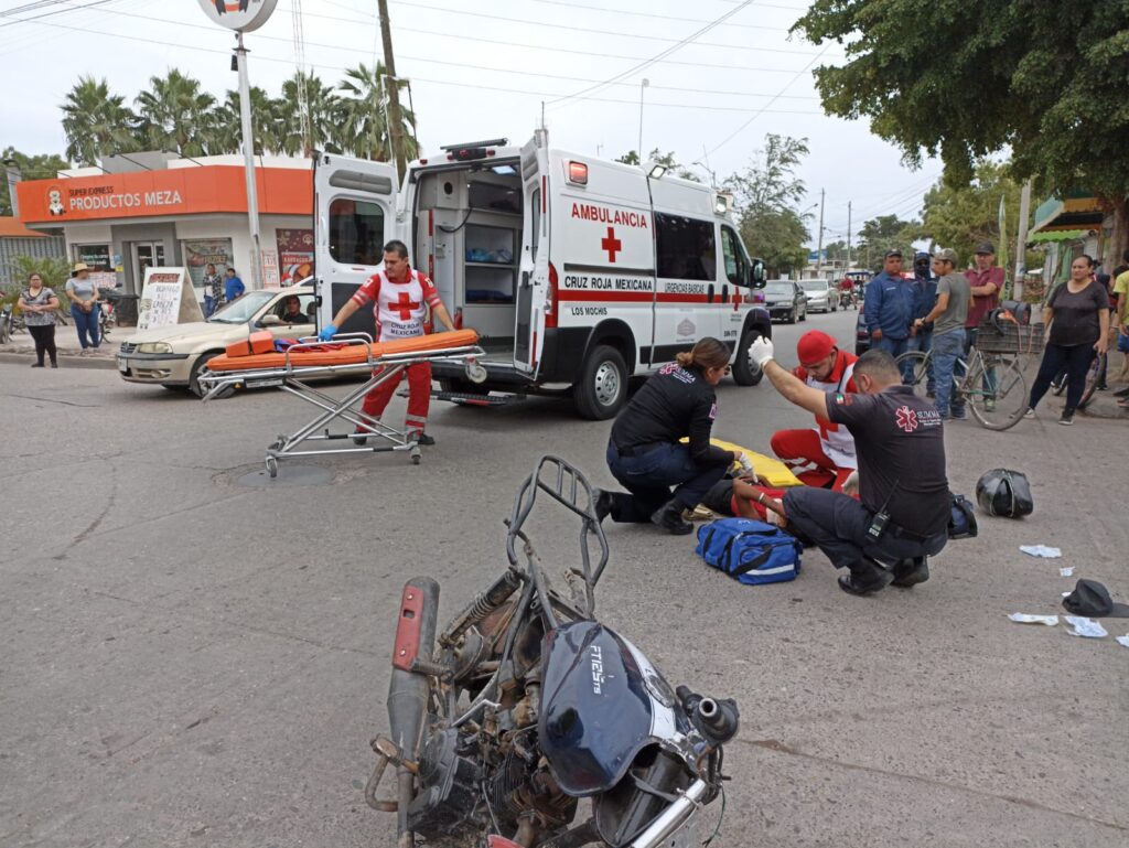 Paramédicos auxiliando a una persona herida tras el accidente vial