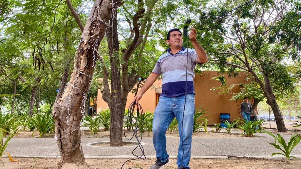 Instalación de la villa navideña en el parque Central en Mazatlán