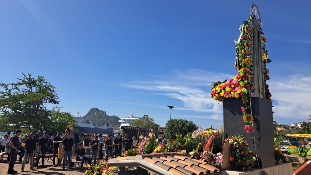 Arreglos florales y banda en vivo tocando las Mañanitas en el altar de la Virgen de Guadalupe en La Puntilla