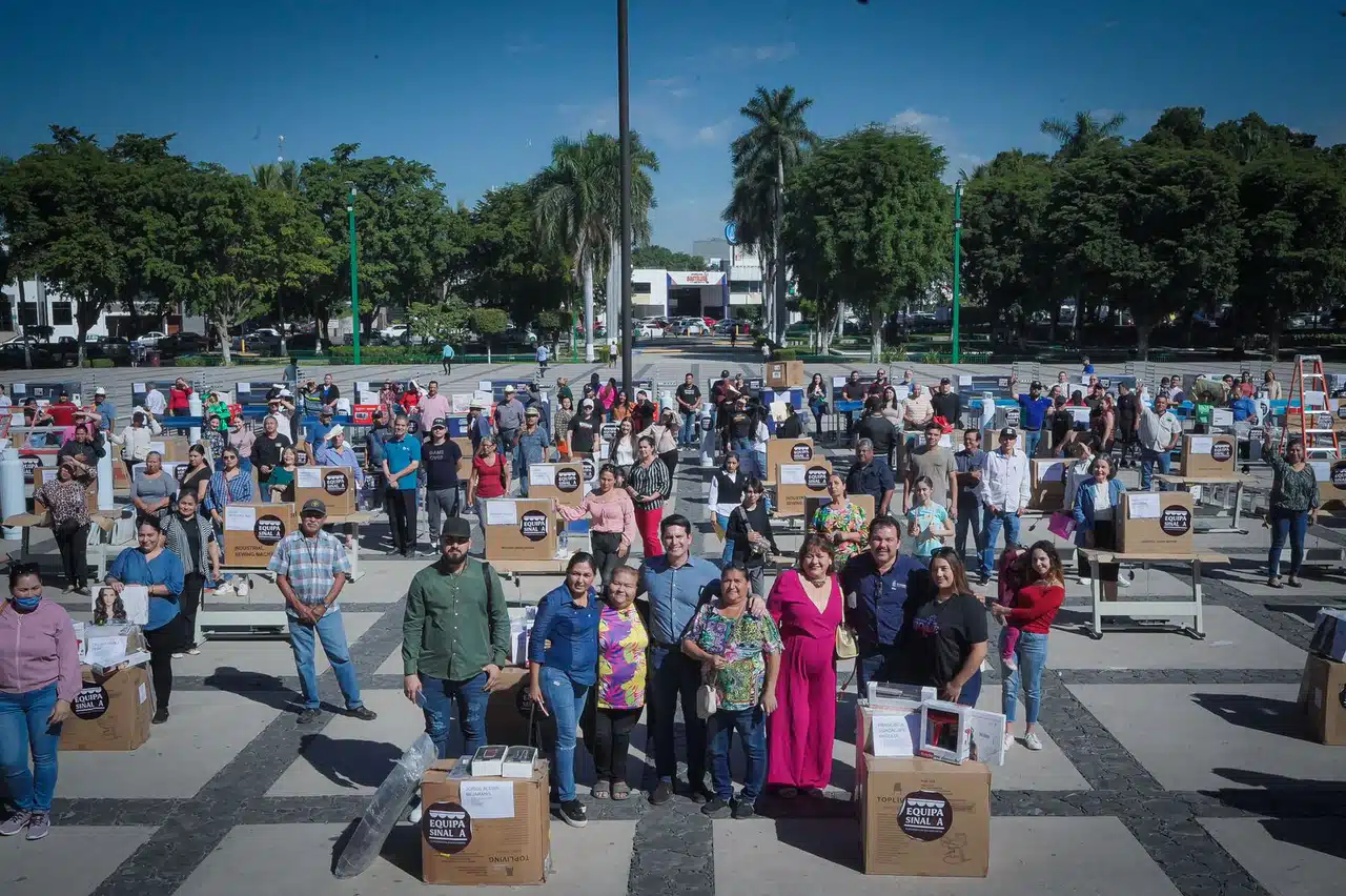 Secretaría de Economía hizo entrega de 520 equipos a emprendedores y microempresarios como parte del programa Equipa Sinaloa