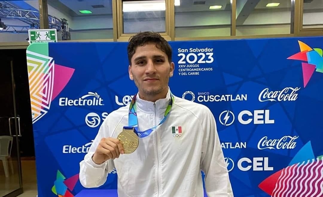 Marco Verde mostrando su medalla