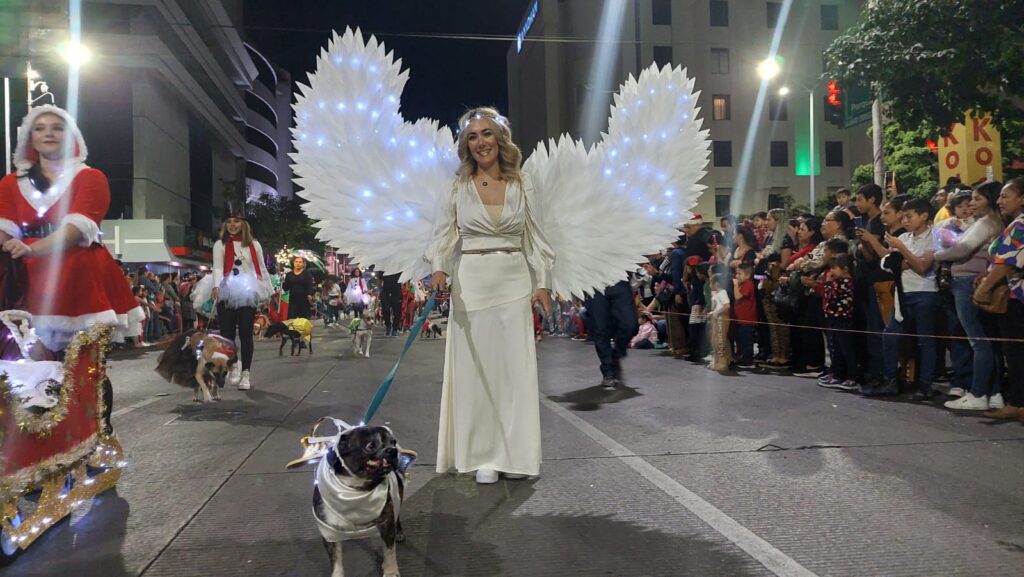 Mujer disfrazada de ángel en desfile