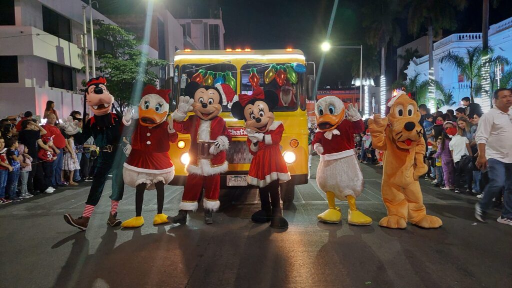 personajes de Disney en desfile navideño