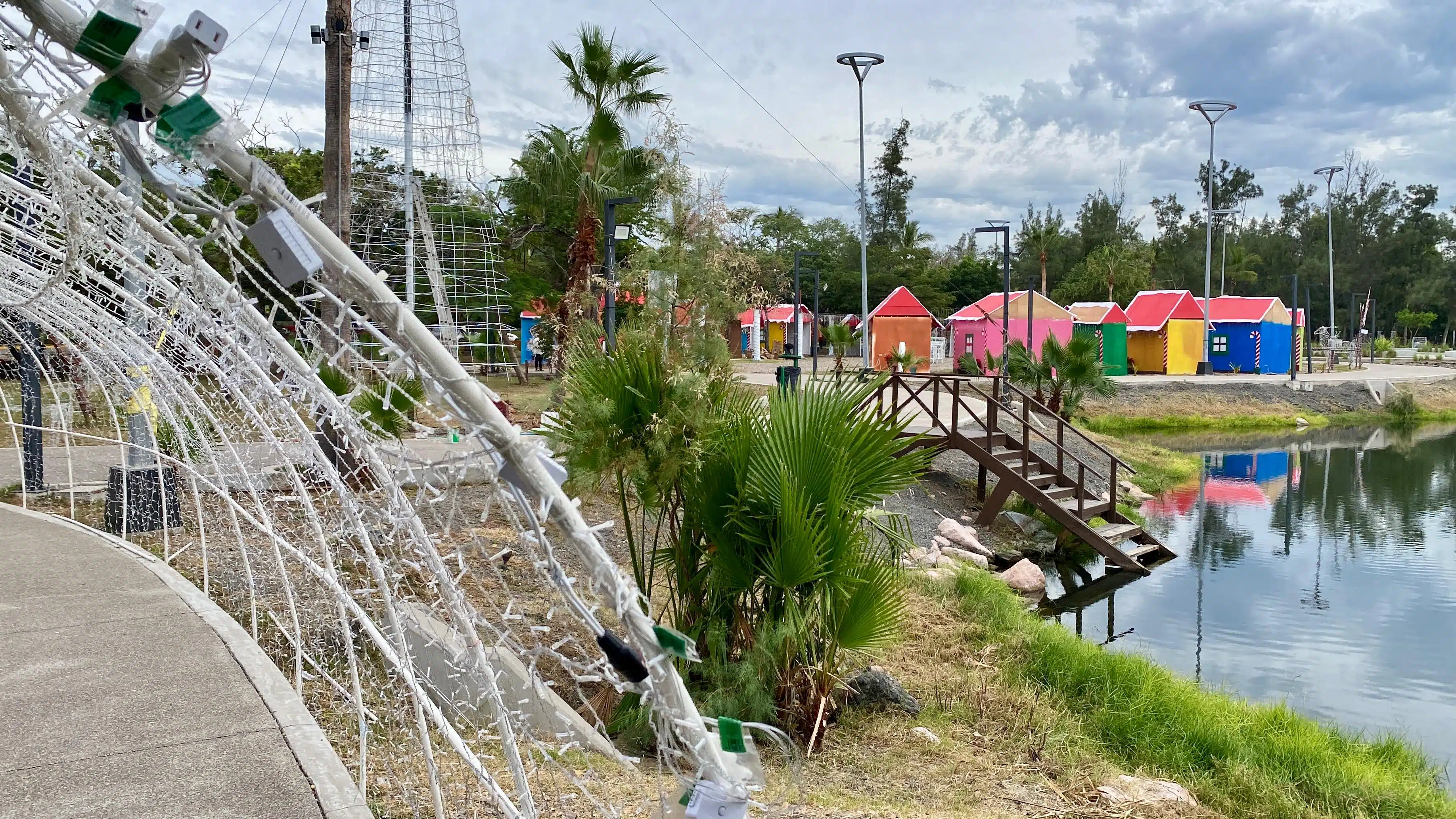 Instalación de la villa navideña en el parque Central en Mazatlán