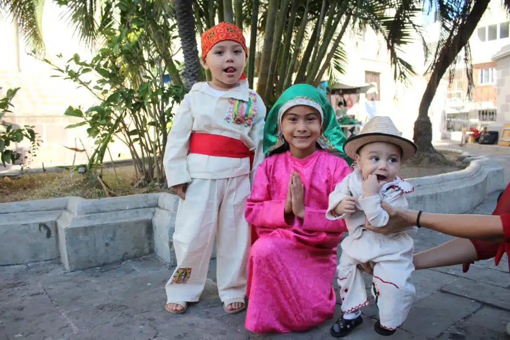 Niños vestidos por Día de la Virgen de Guadalupe
