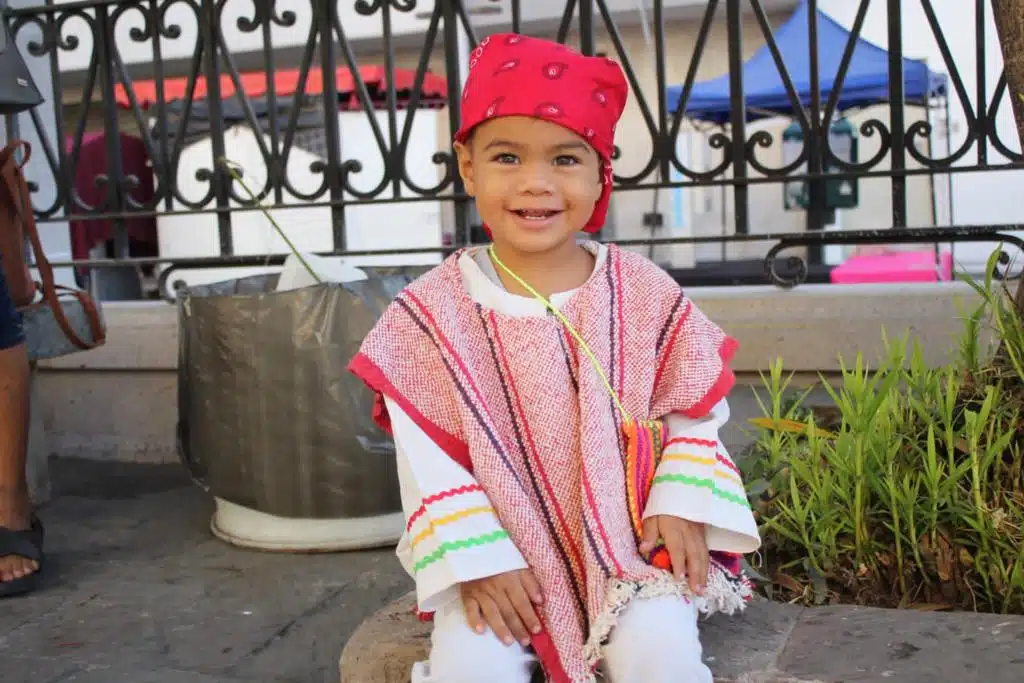 Niño vestido por Día de la Virgen de Guadalupe
