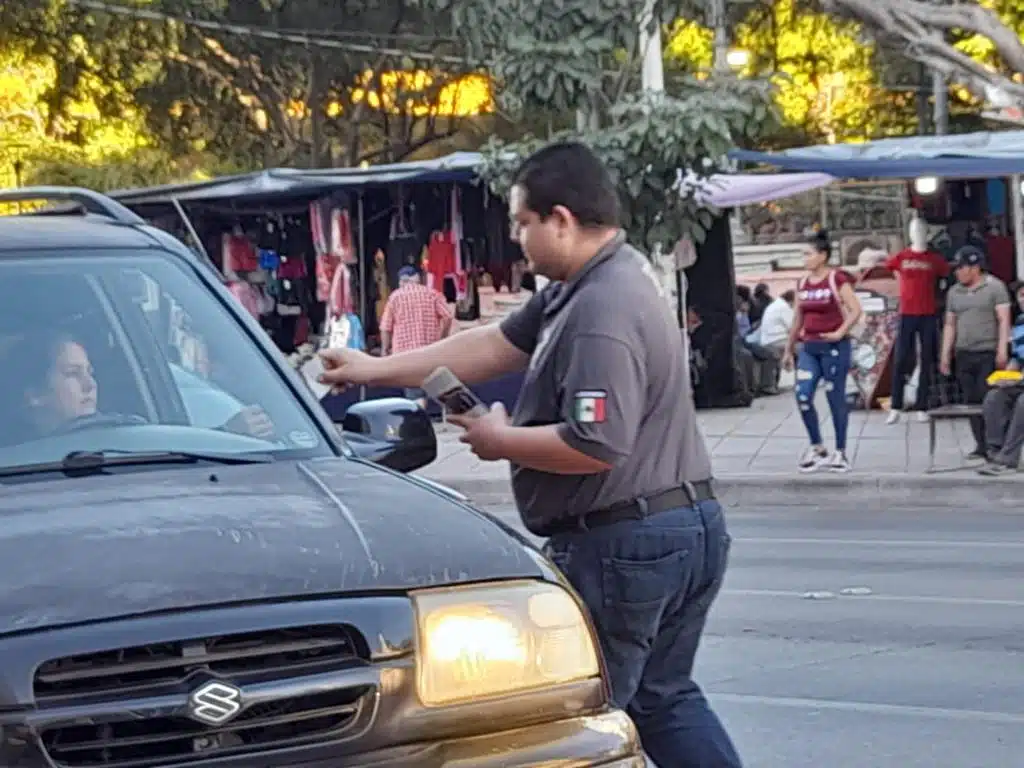 Protección Civil entregando trípticos en los cruceros