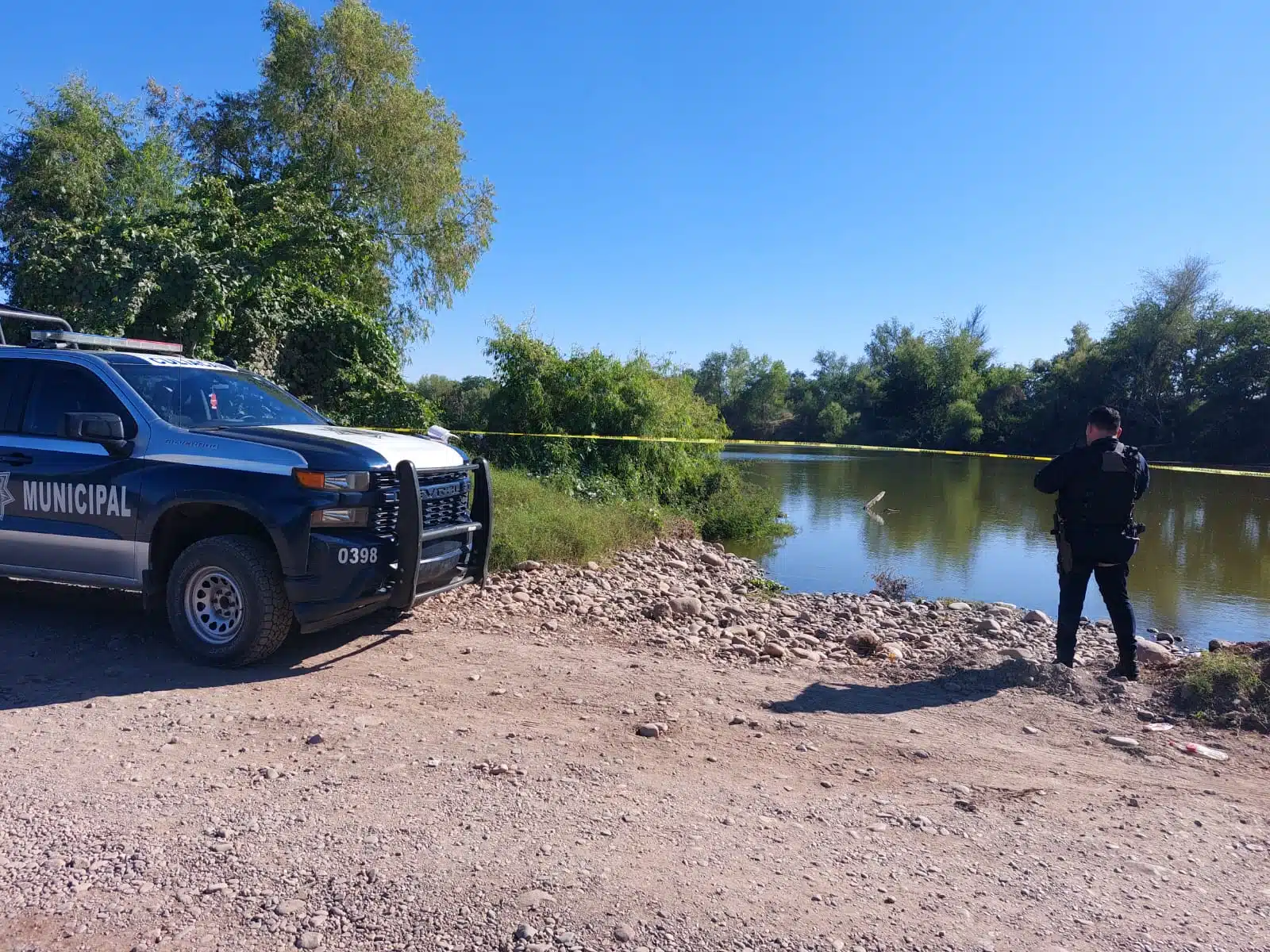 Policía Municipal en el río Culiacán, donde fue encontrado un cadáver flotando