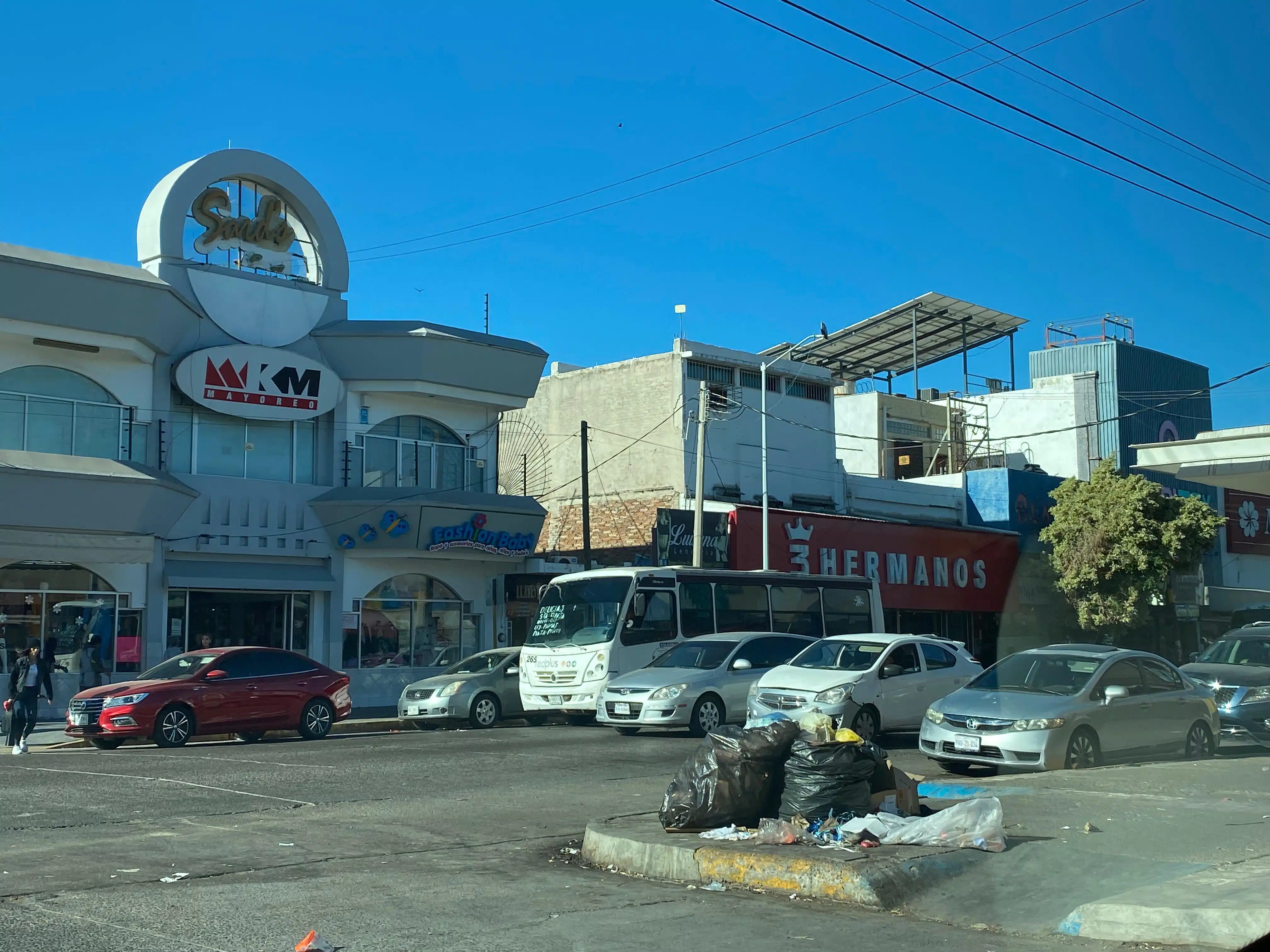 Basura sin recolectar en el centro de Los Mochis