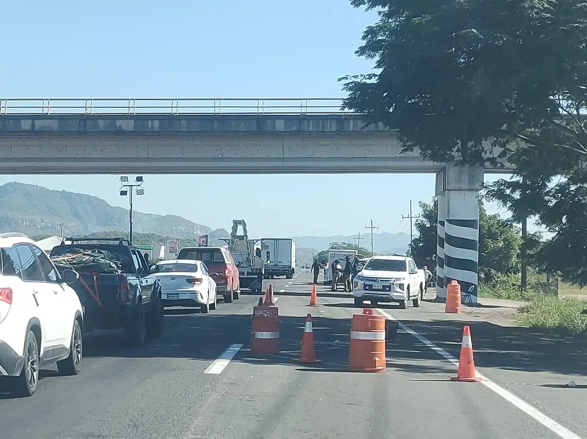 Retén en la carretera Mazatlán-Tepic al sur de Escuinapa