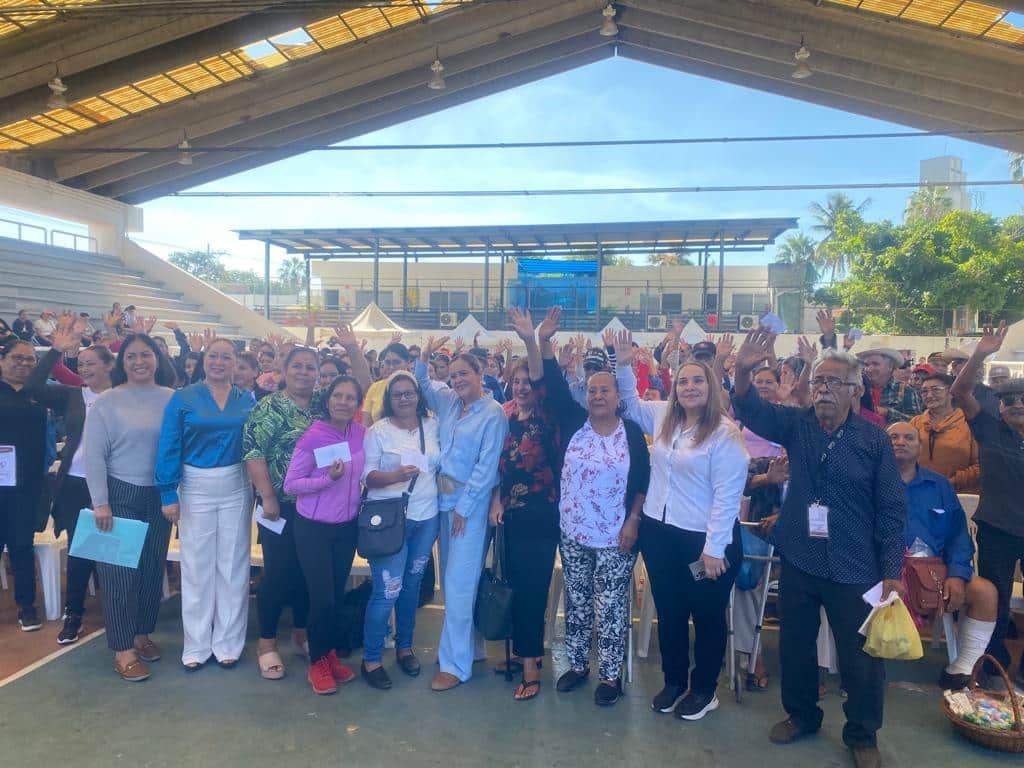 Entrega de último apoyo económico a madres solteras y adultos mayores en Mazatlán