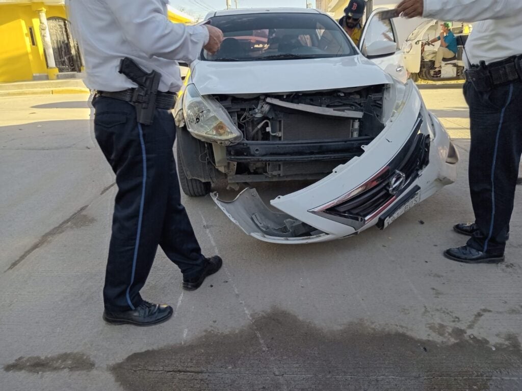 Choque de motocicleta contra un automóvil