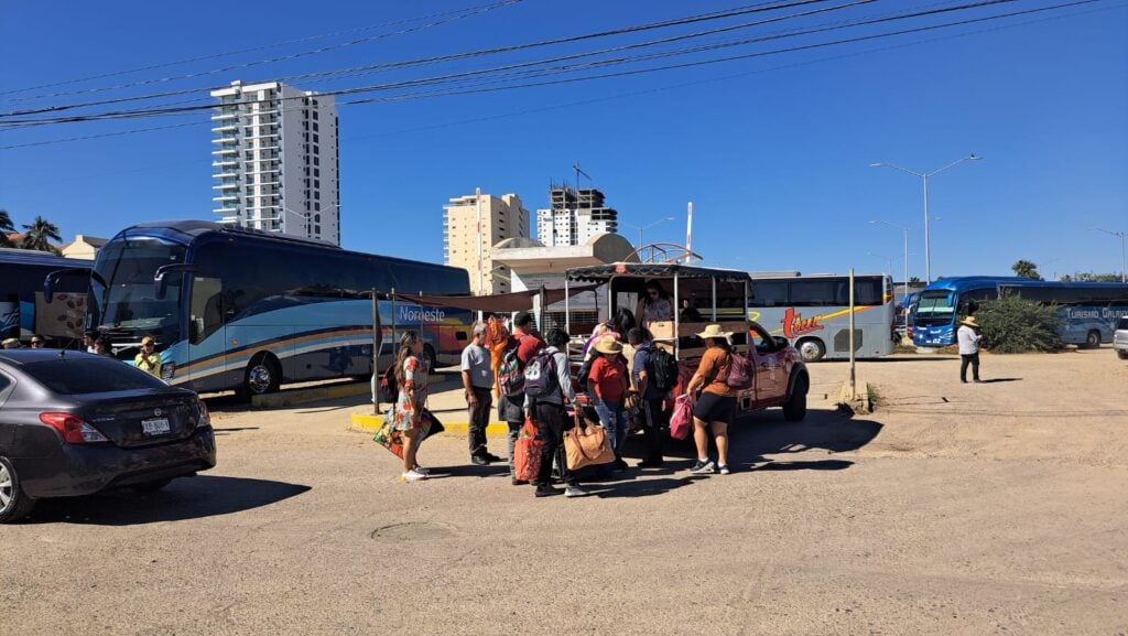 Personas arribando a un camión turístico