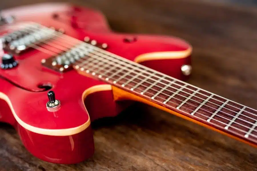 Guitarra eléctrica de color rojo