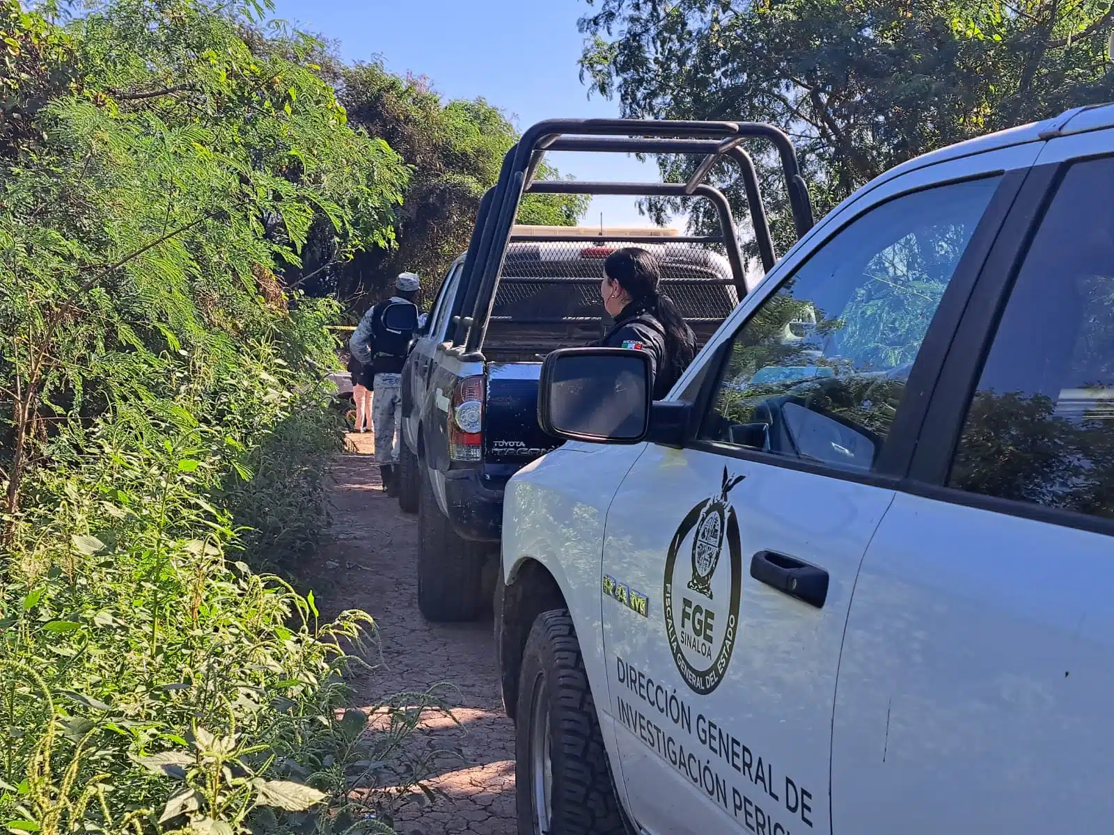 Agentes policiacos acudieron al lugar del hallazgo del cuerpo.