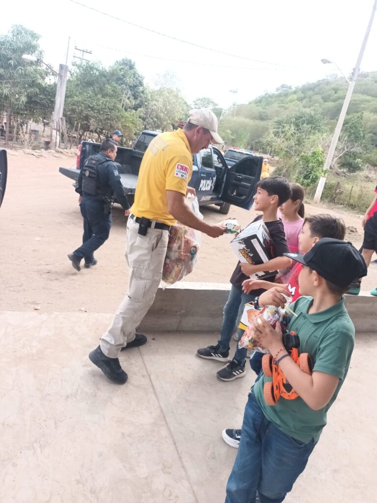 Elementos de la policía Estatal y protección civil entregan obsequios a niños y niñas de Badiraguato.
