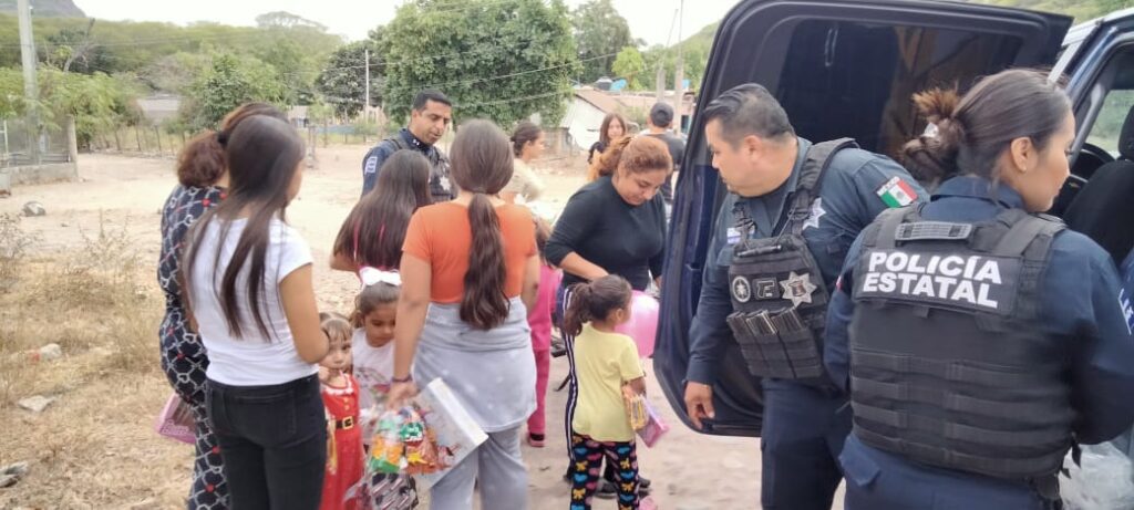 Elementos de la policía Estatal y protección civil entregan obsequios a niños y niñas de Badiraguato.