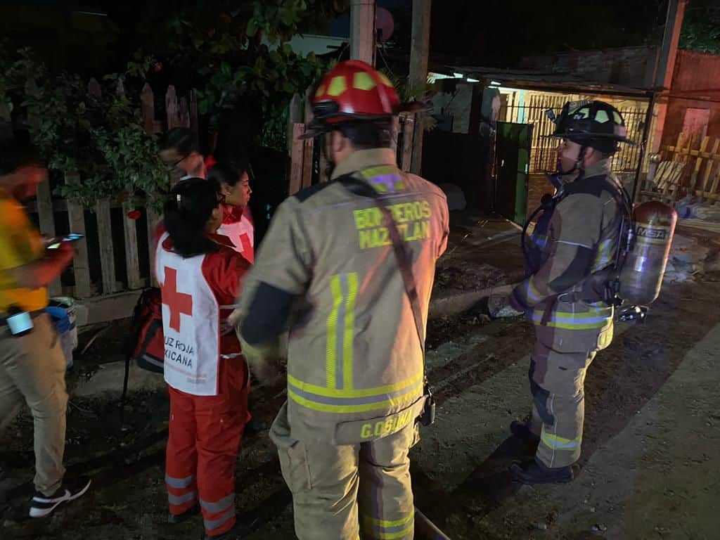 Bomberos y paramédicos de la Cruz Roja acudieron al lugar.