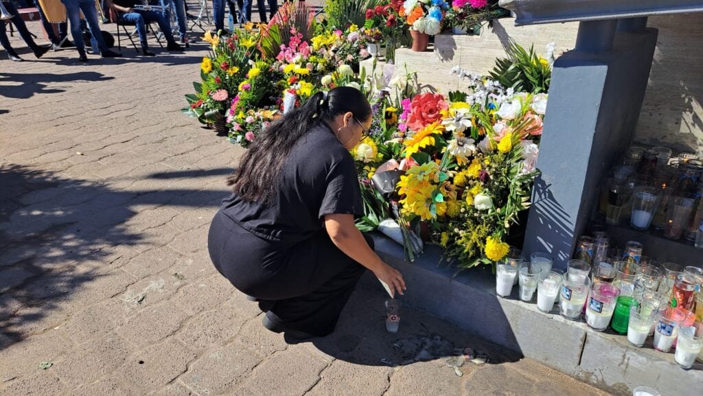 Arreglos florales y banda en vivo tocando las Mañanitas en el altar de la Virgen de Guadalupe en La Puntilla