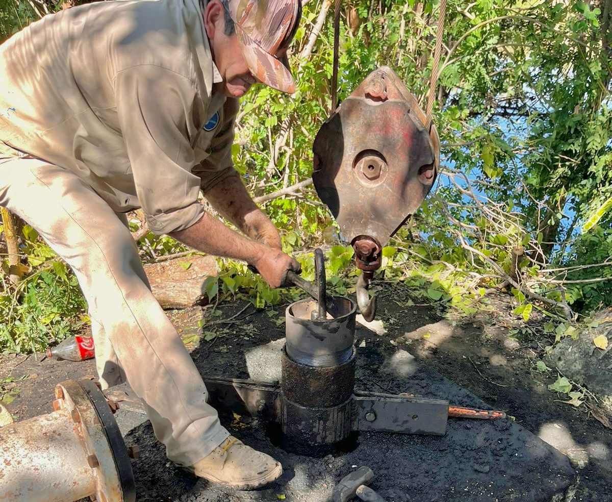 Japasa trabajando en la reparación de la bomba sumergible