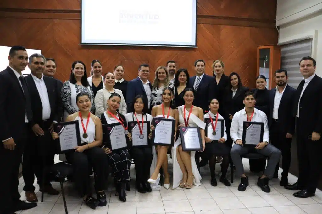 Jóvenes mazatlecos galardonados con el premio Mérito Juvenil 2023