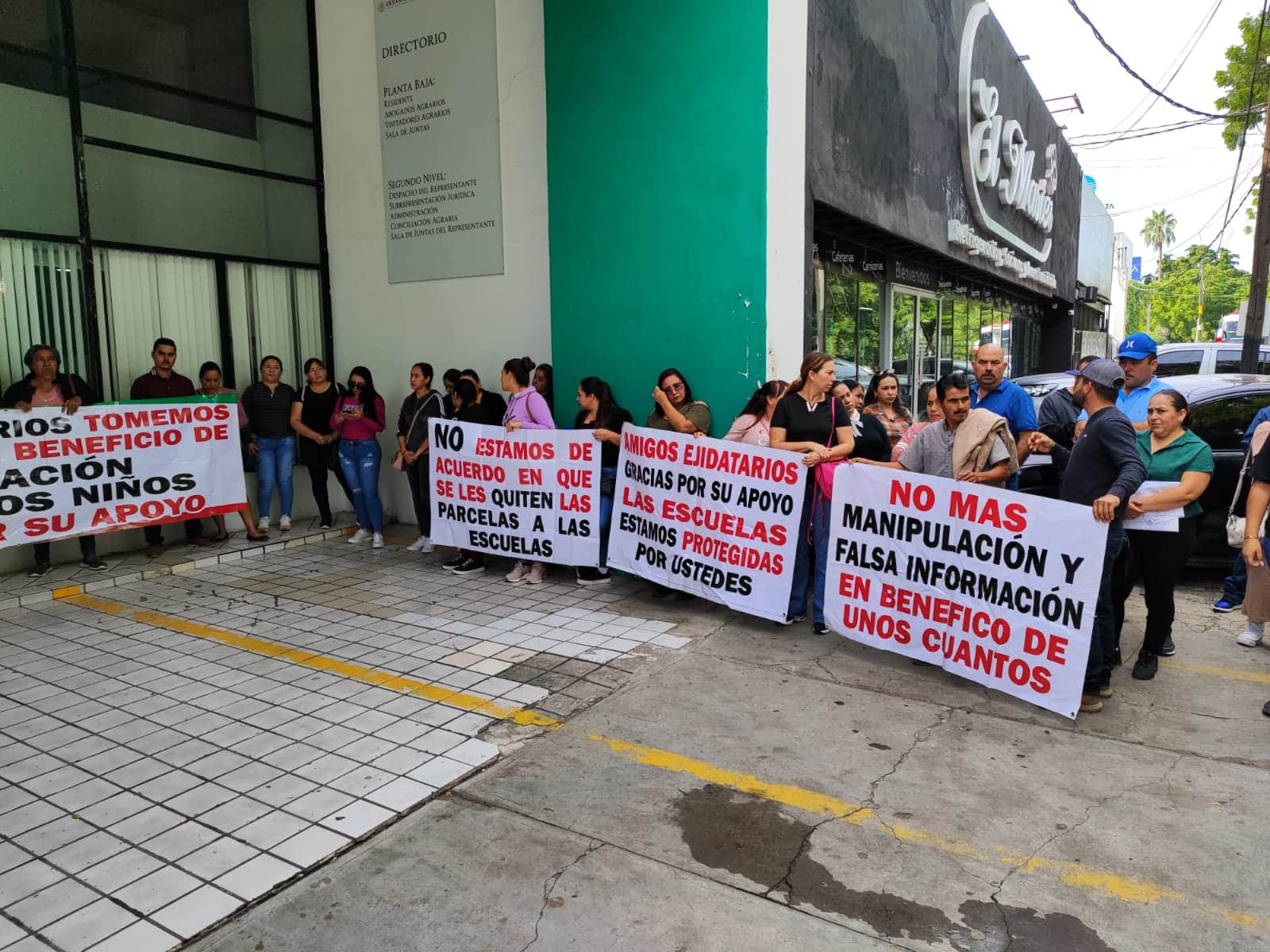 Manifestantes con pancartas a las afueras de la Procuraduría Agraria