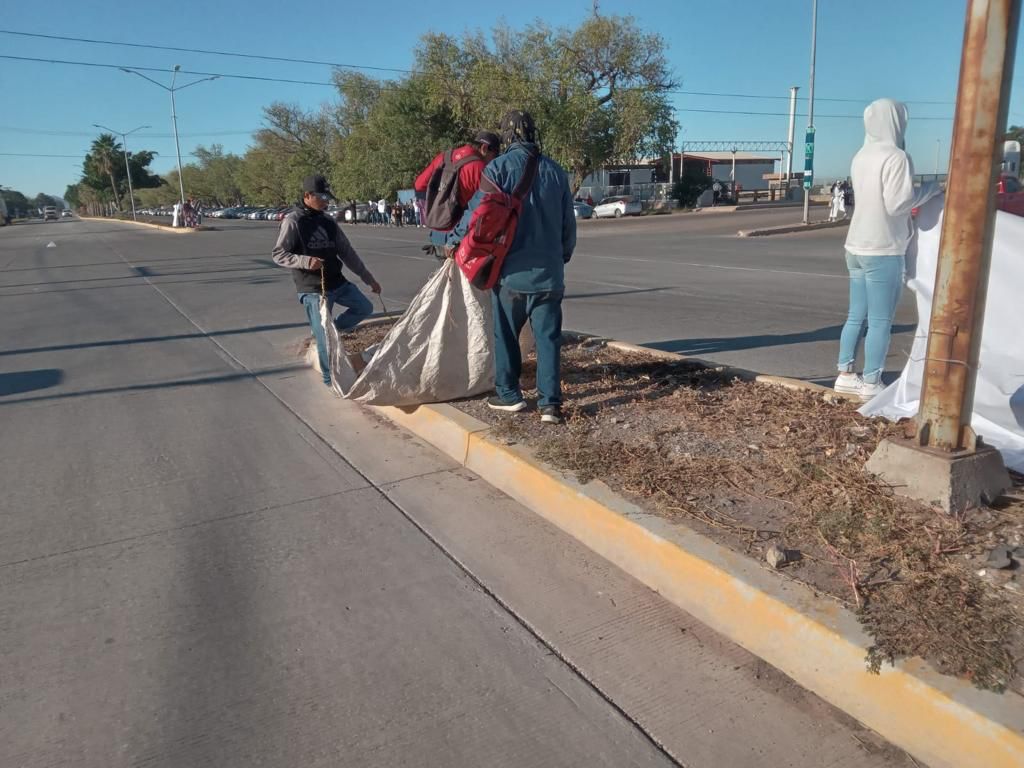 Trabajadores del Ayuntamiento de Ahome realizando limpieza por la carretera Los Mochis-Topolobampo