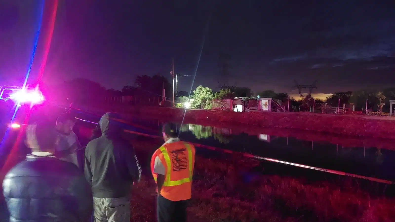 Canal asegurado con cinta amarilla donde se localizó hombre sin vida