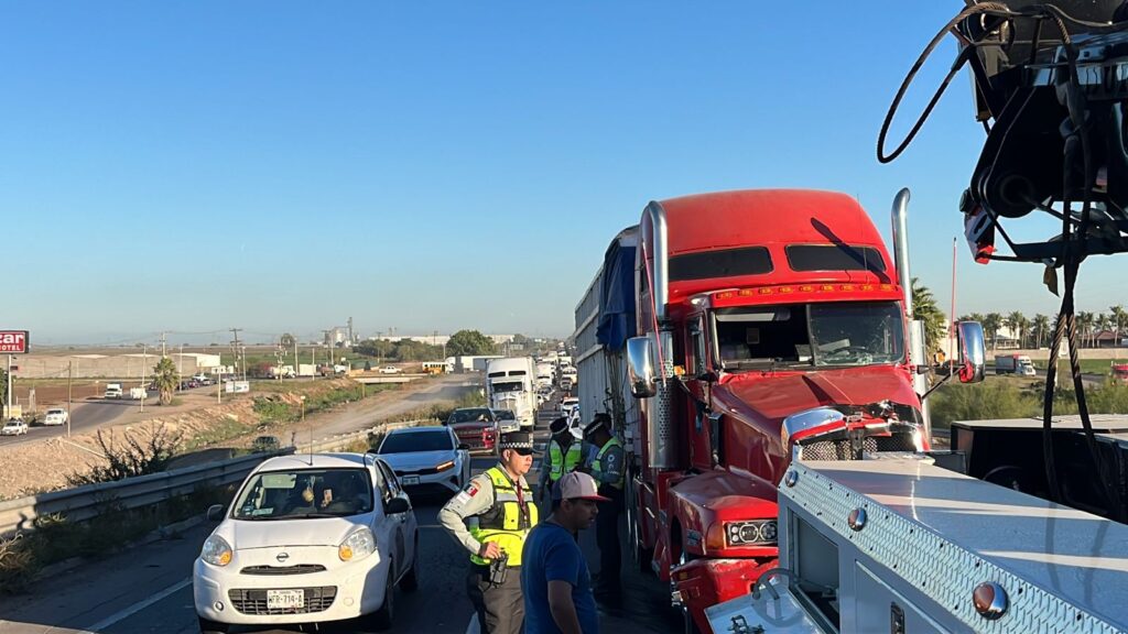 Choque sobre la carretera internacional México 15