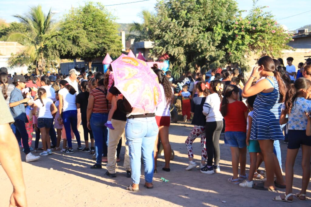 Entrega de obsequios de Julio Preciado y amigos