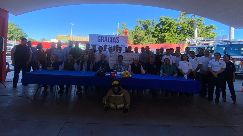 Grupo ASVA-Arco hace entrega de donatiivo a cuerpo de Bomberos de Guasave y a Cruz Roja Mexicana.