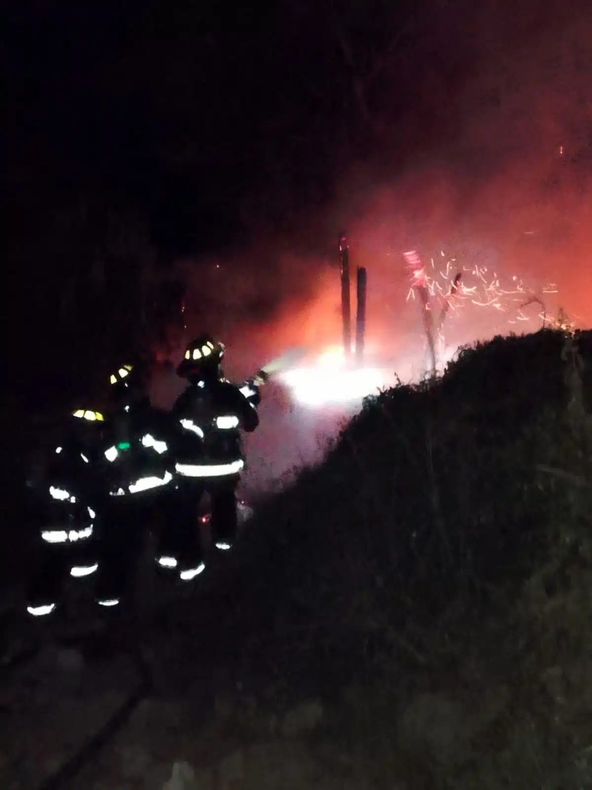 Bomberos acudieron a los lugares donde se registraron los siniestros.