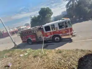 Bomberos en incendio en lote baldío