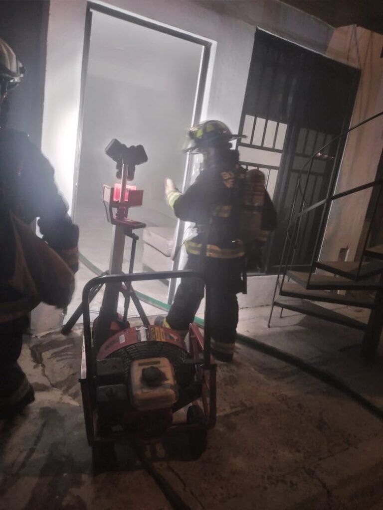 Bomberos en domicilio que se incendiaba